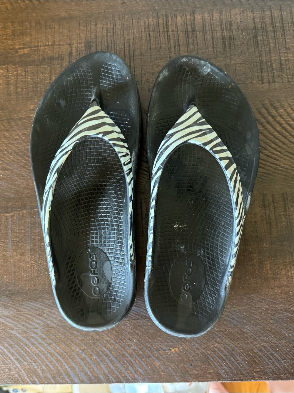 OOFOS OOlala Zebra Print Recovery Flip Flops Black White Women’s Size 7 Sandals